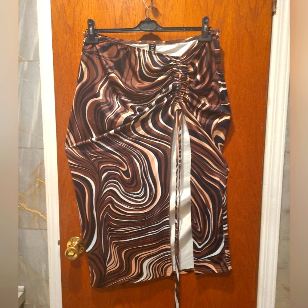Shein Abstract Adjustable split skirt. Very Stretchy Size 2x.